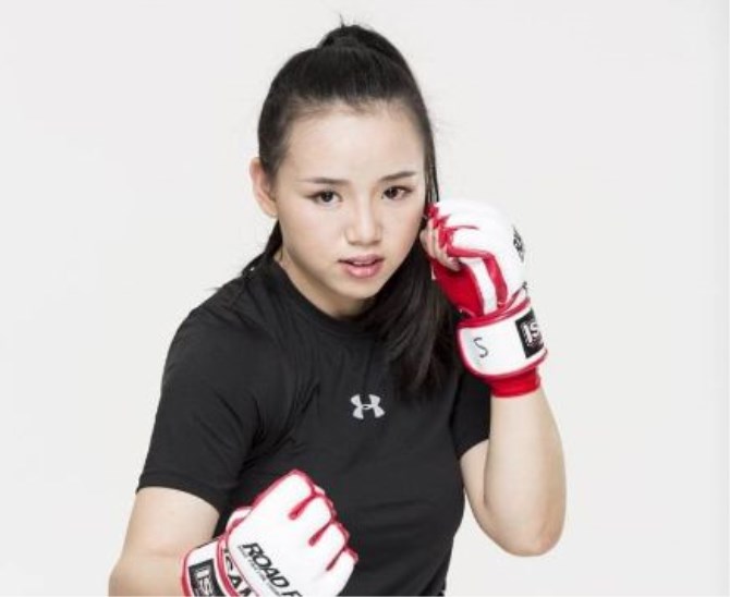 她就是高颜值的90后姑娘林荷琴,她虽然是格斗选手,但外表甜美.