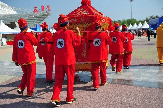 河北农村结婚现抬轿子习俗 轿夫抬轿十里路,一日赚百八!