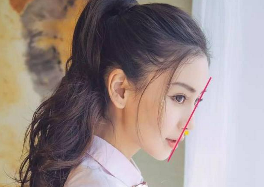 baby侧颜的杀伤力也超强,饱满的额头,微翘的唇珠美的撩人心魄.