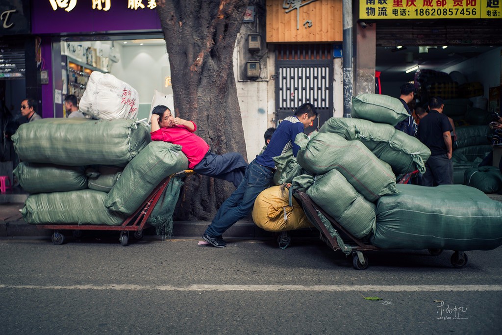 在这里背井离乡讨生活的人们亦如170多年前,挑货,打包,拉货……生活不