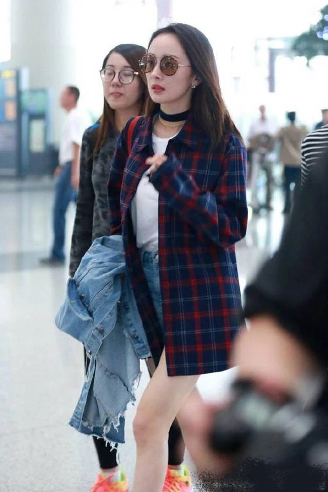 女星挑战格子衫造型:杨幂时尚,杨颖活泼,赵丽颖秒变村姑!