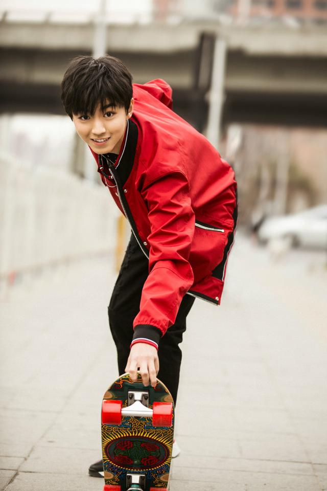 身穿dior homme 2017春夏系列的王俊凯,不论是充满活力的街头滑板少年