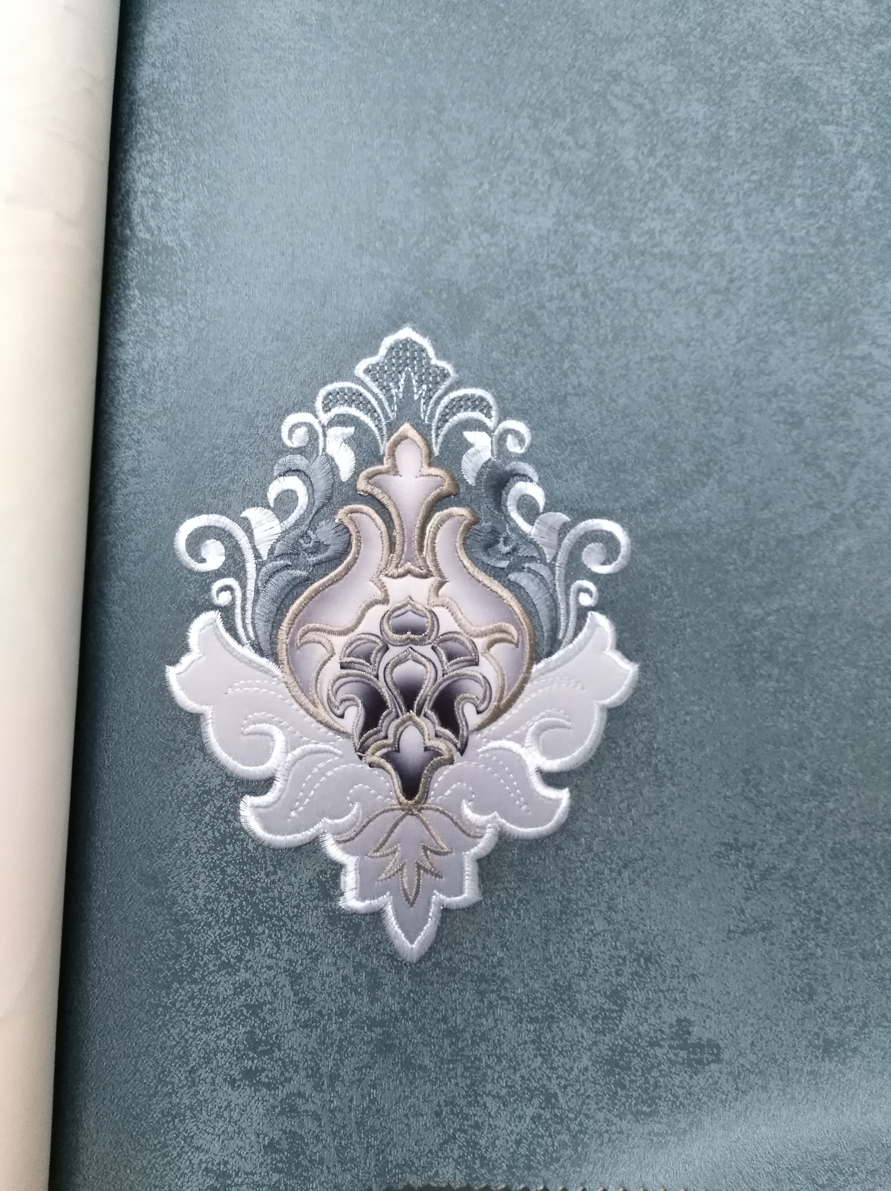 2018年墙布最新趋势 5d渐变贴皮刺绣工艺 欢迎您的点评