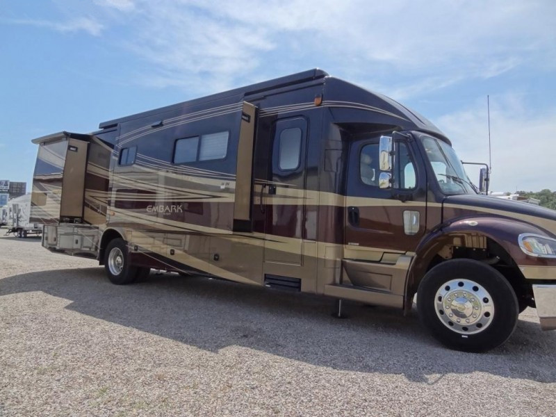 成龙的豪华房车,助理开去加油花2千!车头一个字比身份证都好使