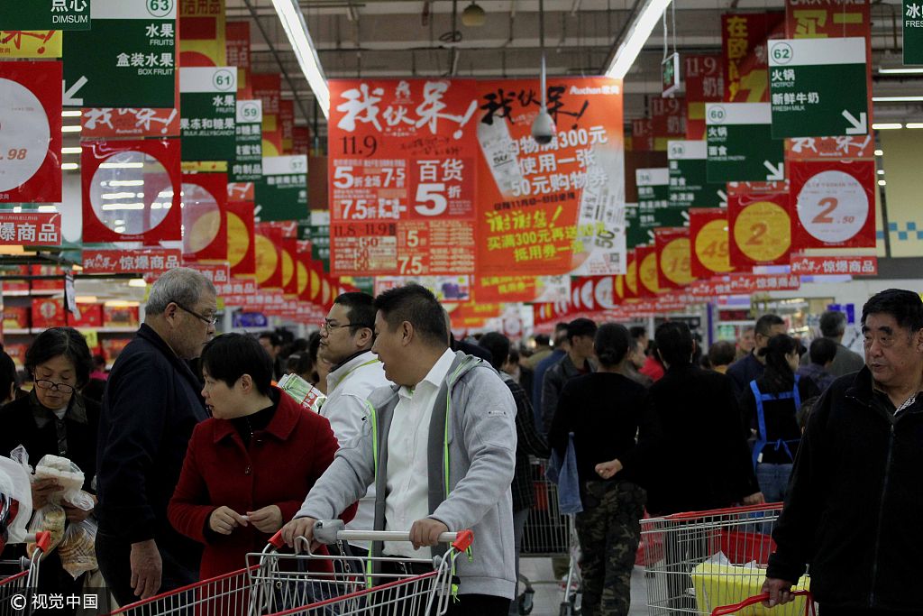 南京超市双十一前大促销 市民涌入场景堪比春运