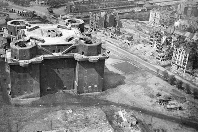 柏林的防空塔,1945年【google】