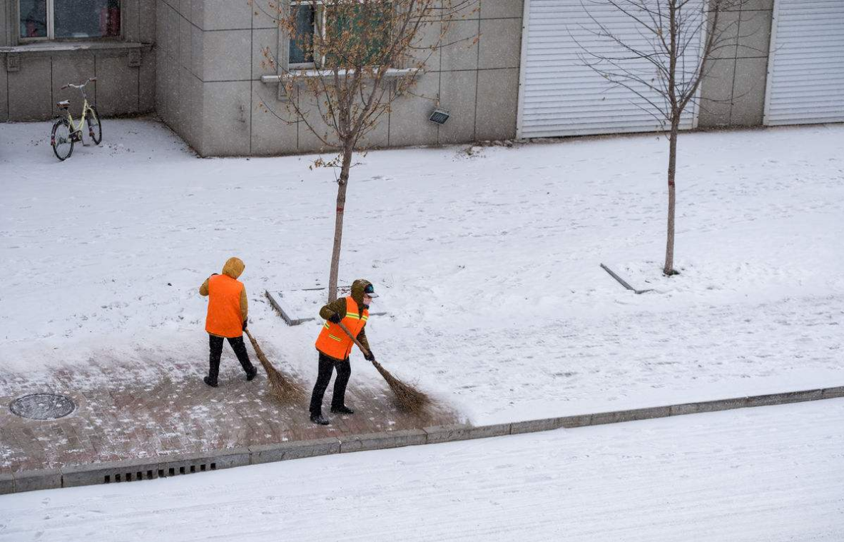 最美的工人冬季环卫工人默默无闻的大街上扫雪!