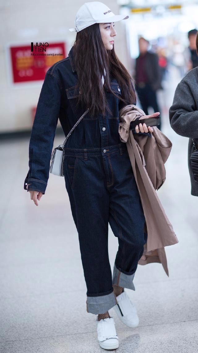 杨幂一身蓝色针织开衫,内搭白色v领t恤,搭配条纹短裤,很文艺清新的