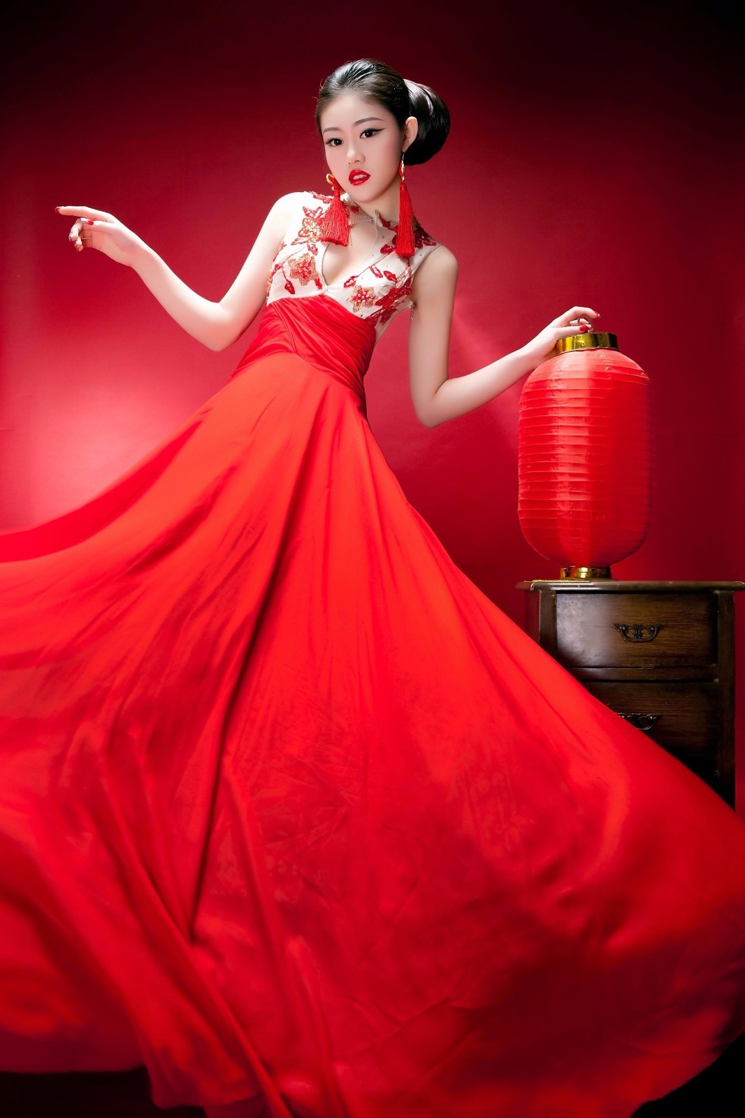 惊艳而美丽的中国红婚纱