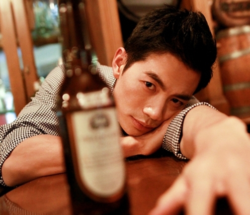 朱晓辉曝光了一组最新写真,手握棕色啤酒瓶,随性洒脱又酷帅不羁