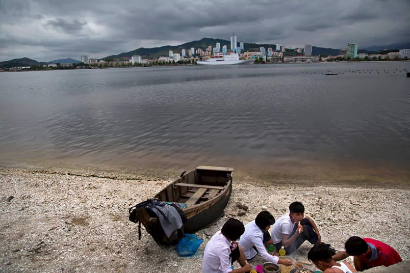 6张图走进朝鲜:他们在海滩上享受野餐