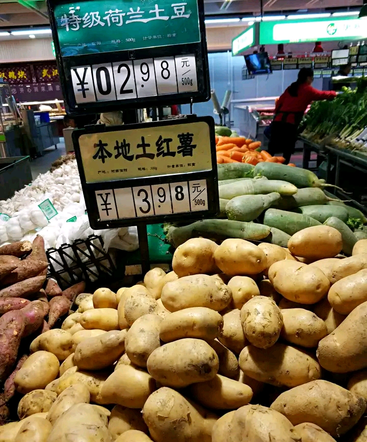 看到超市土豆298元一斤,农民流泪道:自家20吨土豆全部喂了鸡