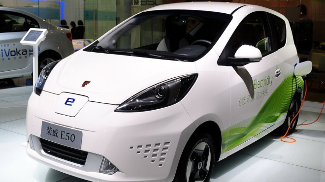 由于是纯电动汽车,荣威e50的前脸上没有传统动力车必需的发动机进气的