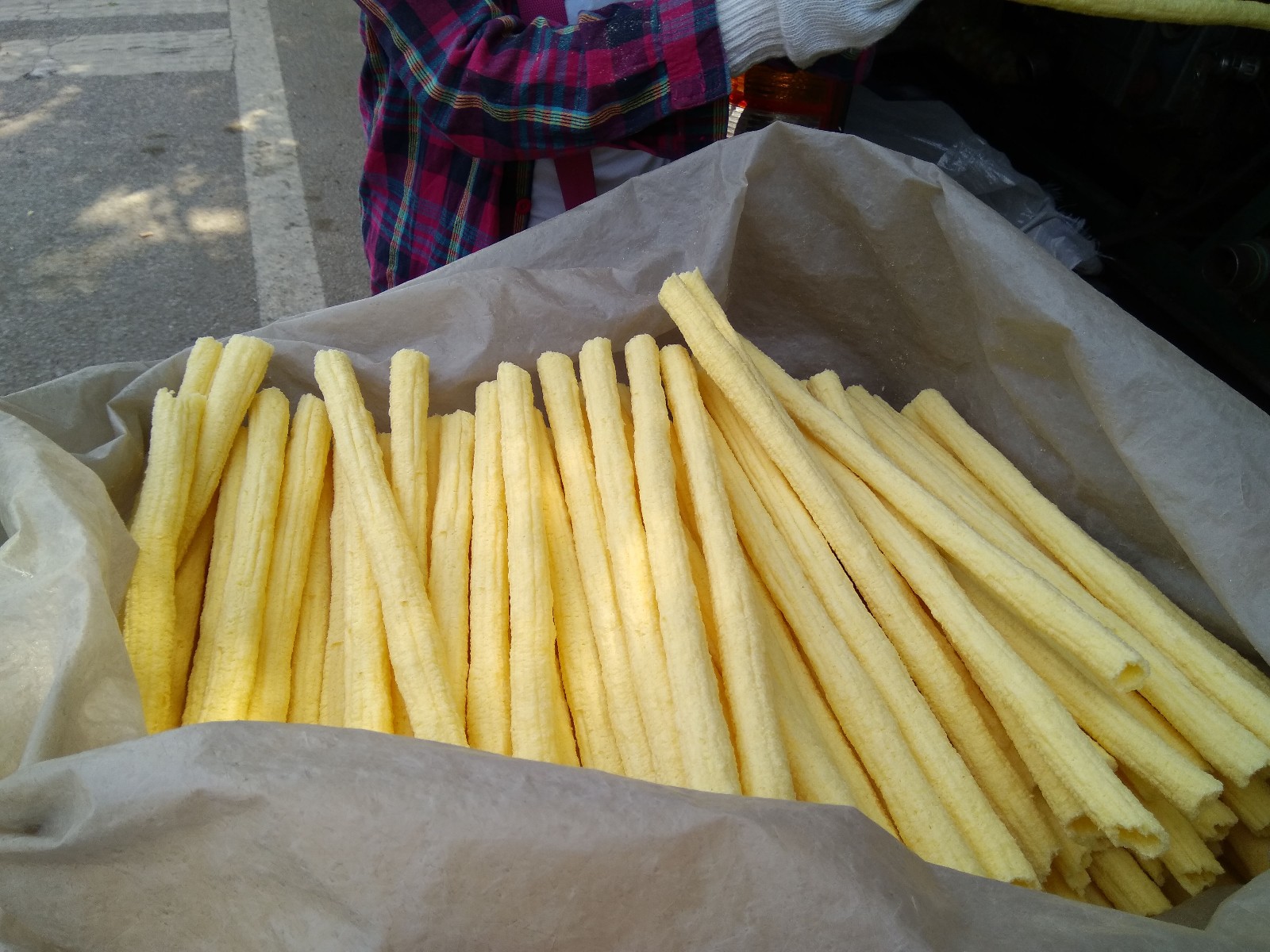 小时候经常爱吃的美食,焦米棍(也叫做棒子棍),香甜酥脆,能吃上一口是