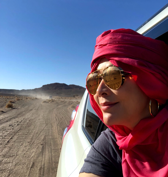 刘嘉玲晒沙漠骑骆驼照,潇洒女人看着就是很有魅力