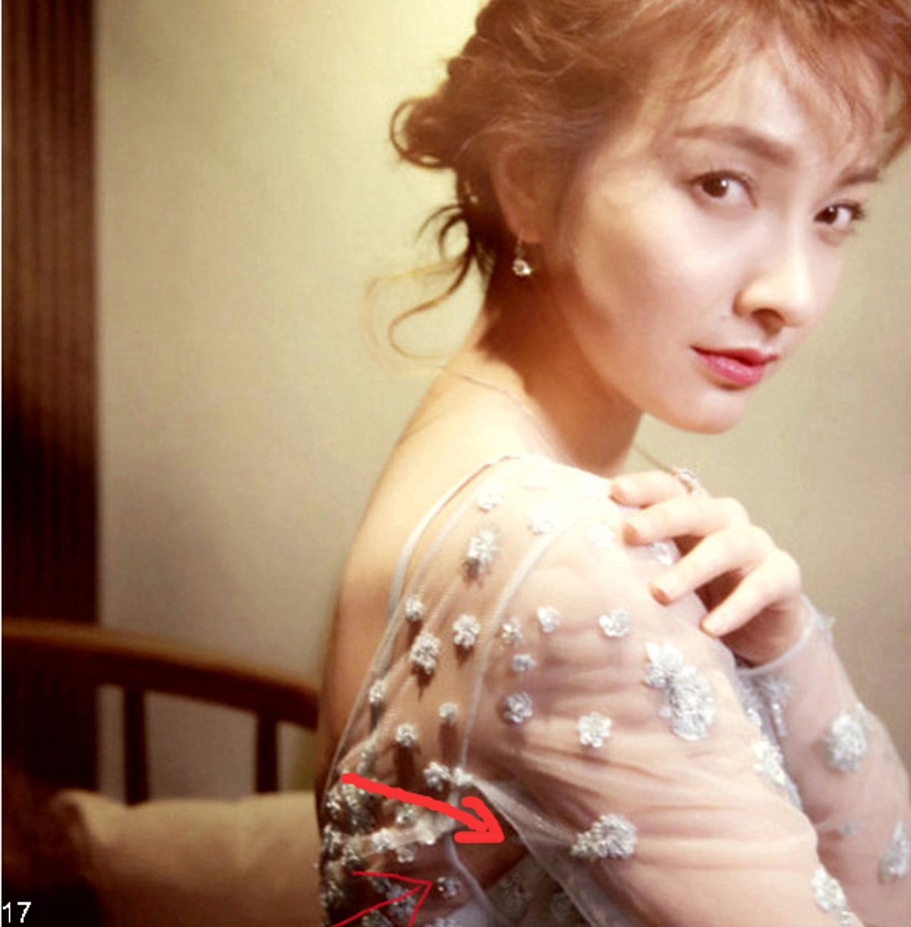 吴昕抱肩拍照,不过纱质外套腋下部位是开线了吗?