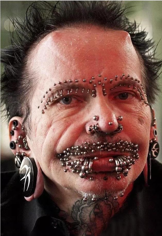 更令人瞠目结舌的,bahezi为了与众不同,还在自己的头部植入了金属长角