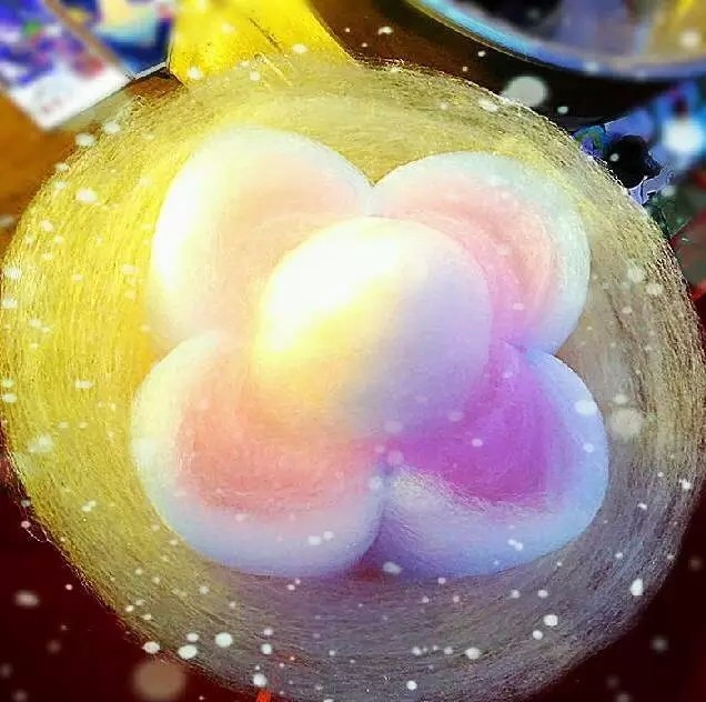 棉花糖是一种柔软粘糯,有胶体性和微和弹性的软性糖果.