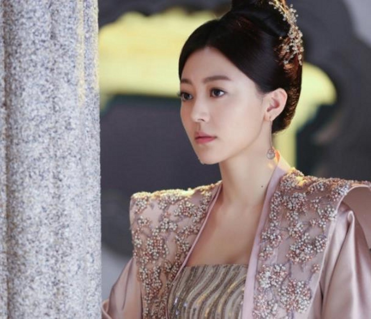 所有的事情都因他而起,魔族和仙族的战争,害墨渊战死,最后伤了夜华