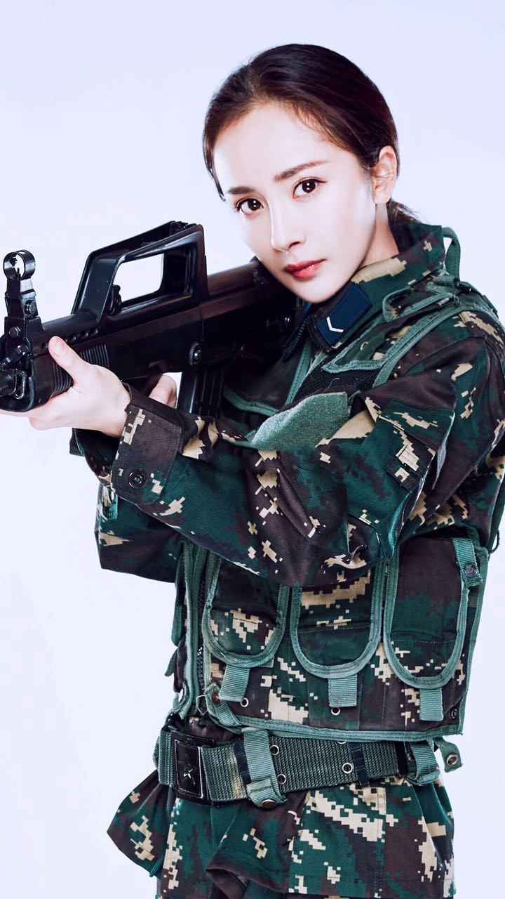 杨幂,身穿绿色迷彩服,手拿冲锋枪,真是女中豪杰!