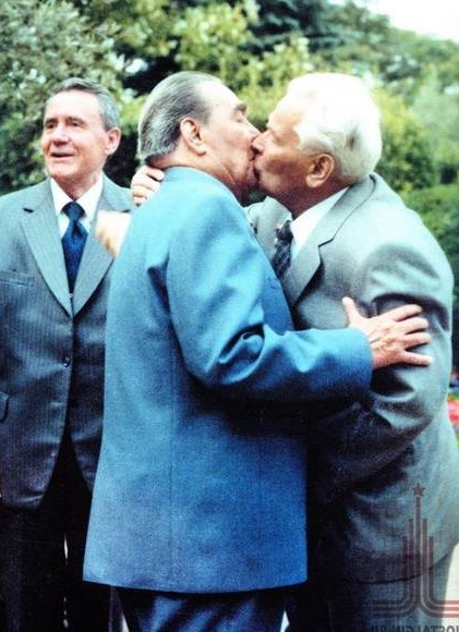 可怕的勃列日涅夫三重吻,历史上那些男人之间的接吻外交