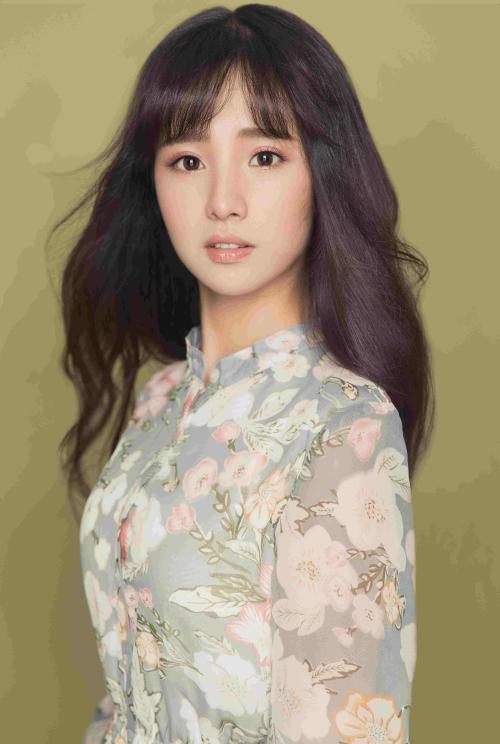 今天主要说的明星是蒋佳恩,1997年3月14日出生于四川成都,由于长相