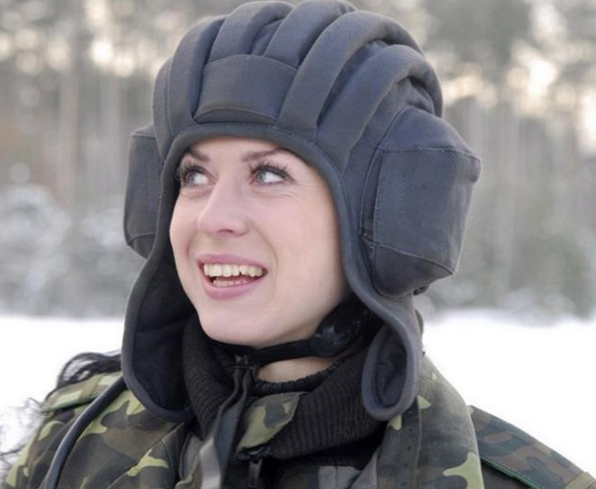 乌克兰女兵到底有多美?身材高挑丰满,颜值高到让人舍不得移开眼