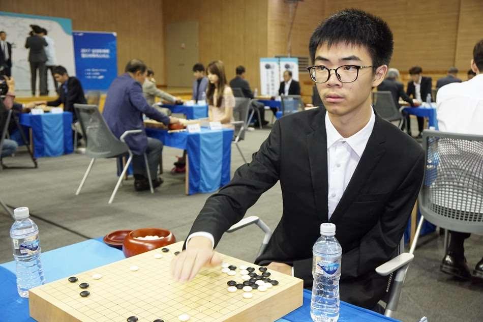 柯洁黑嘉嘉并肩下指导棋