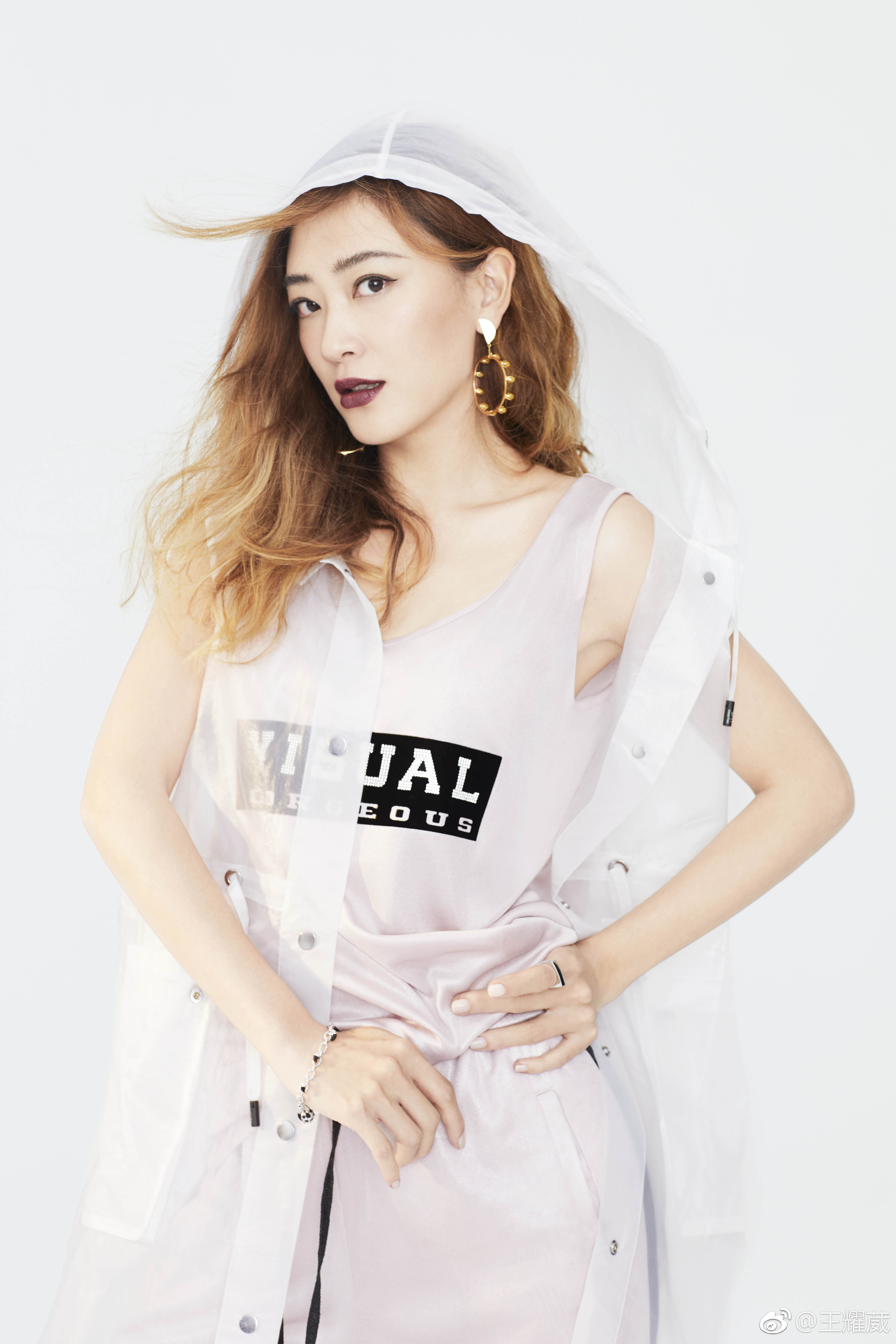 性感辣妈应采儿时尚写真大片!