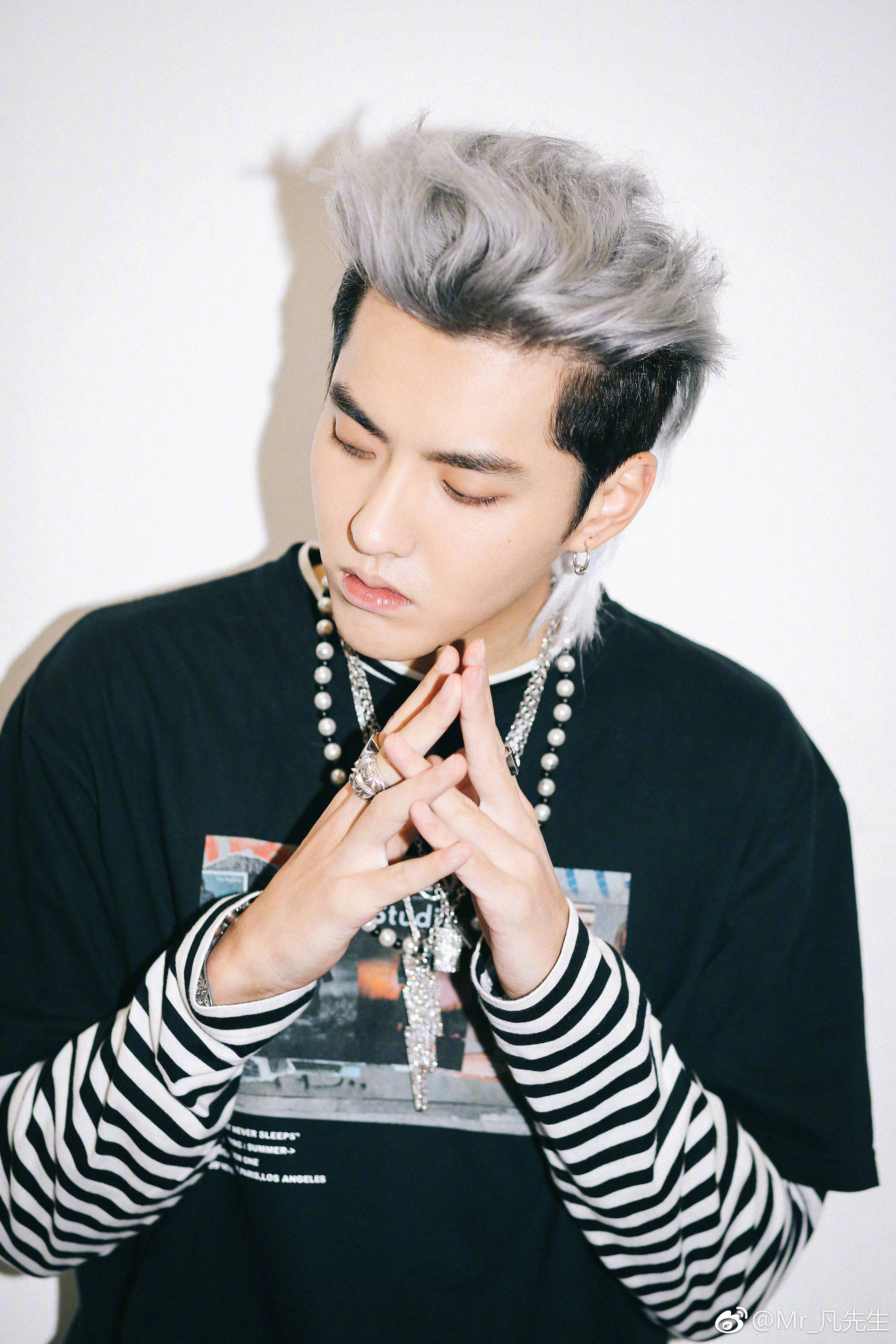 吴亦凡国外美食节目摊煎饼果子,不料鸡蛋玩起freestyle