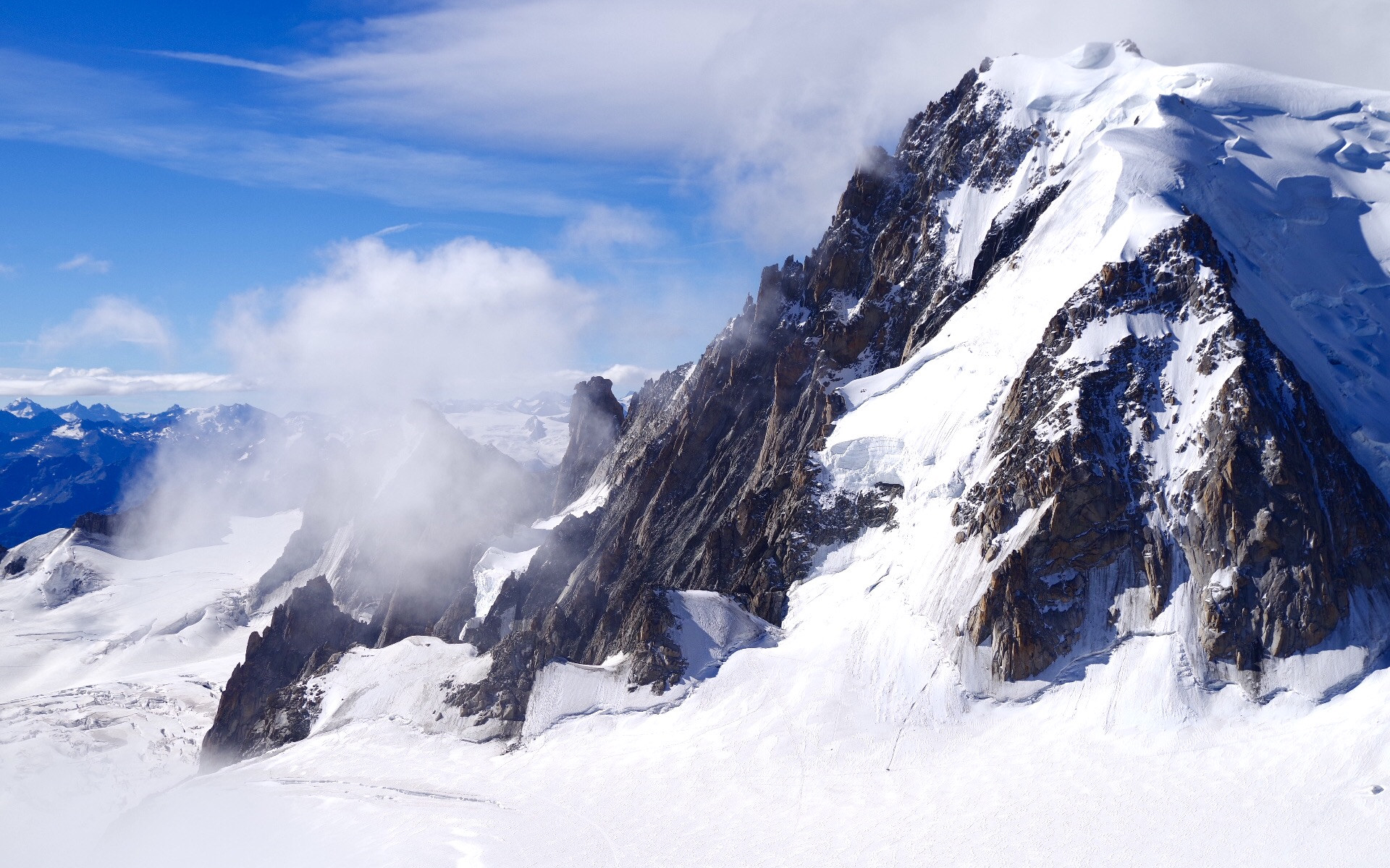 阿尔卑斯山最高峰-白朗峰,山顶白雪皑皑,山脚温暖如春!
