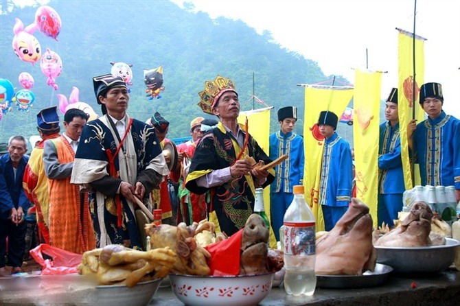 商朝初年,商汤祈雨不用人殉与人祭,自己亲自做人牲