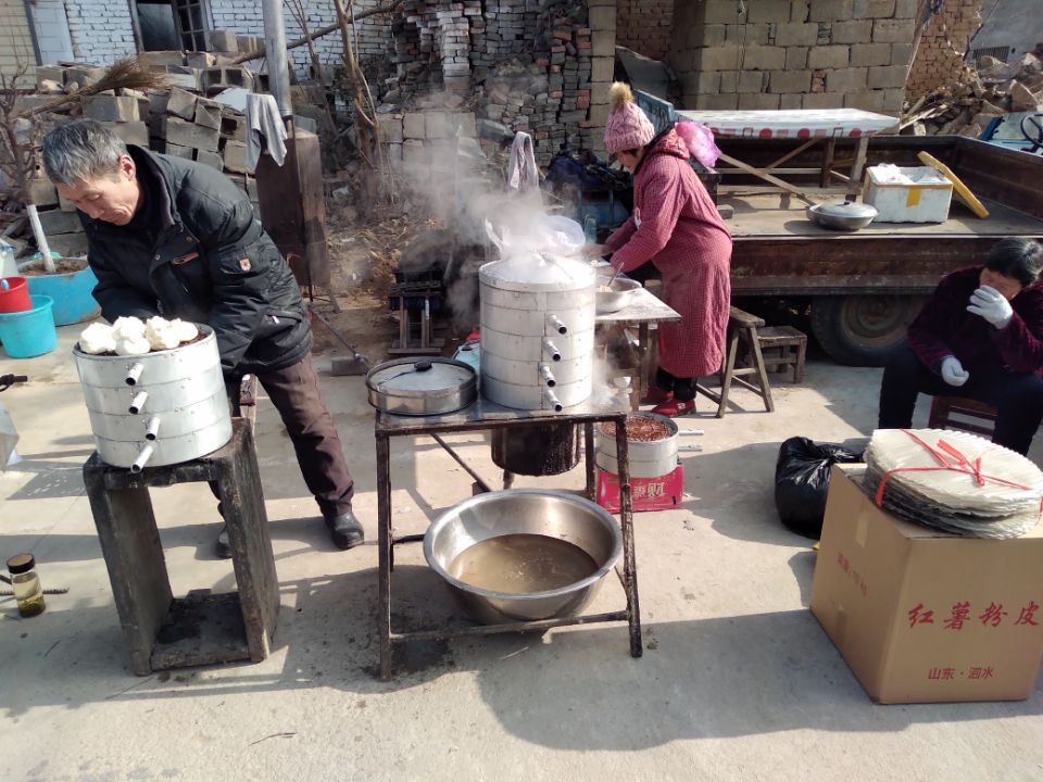 农村集市上的流动包子摊,虽然很简陋,包子口味却不错