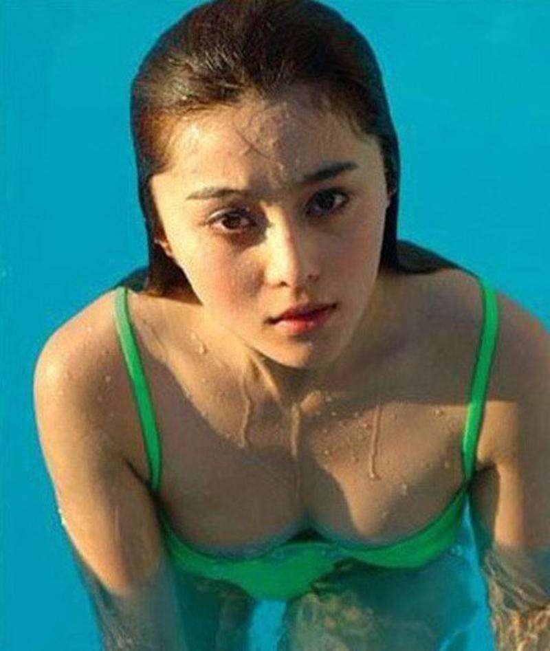 的泳装处女秀中,芭蕾女神刘诗诗一袭黑色保守连体泳衣大秀纤细身材