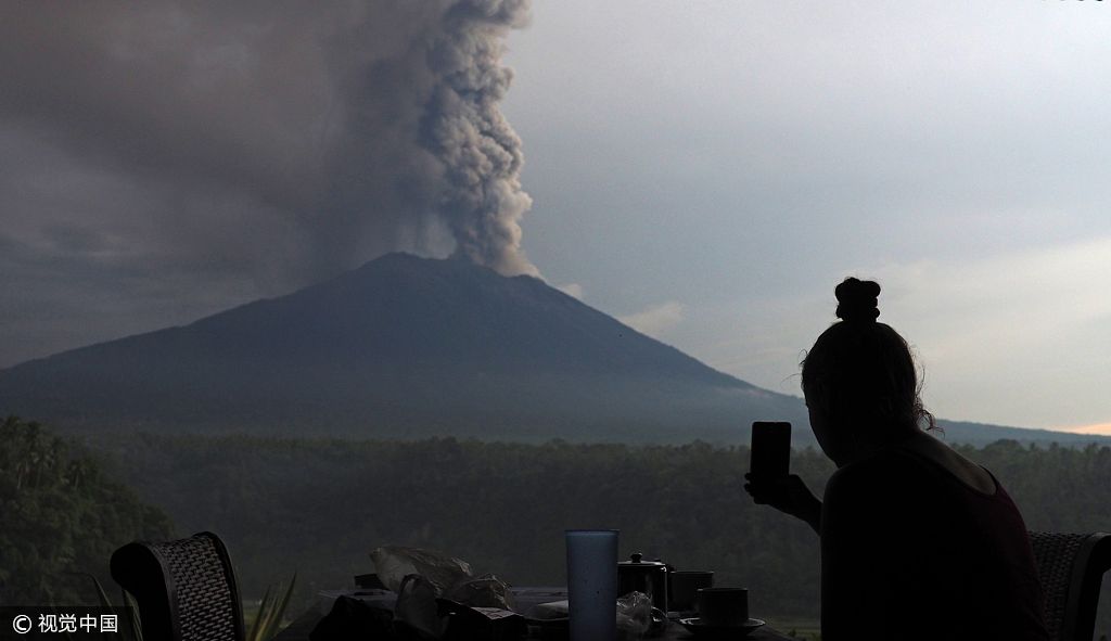 当地时间2017年11月28日,印尼巴厘岛卡朗阿森,阿贡火山持续大规模喷发