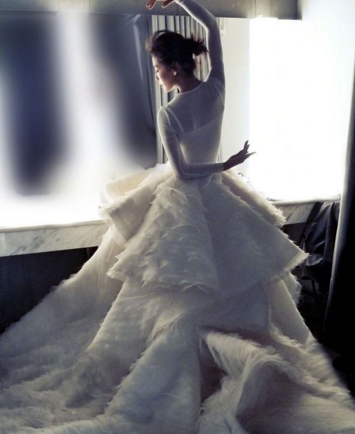 刘涛微博晒穿婚纱照片,一身白裙美丽高贵太美