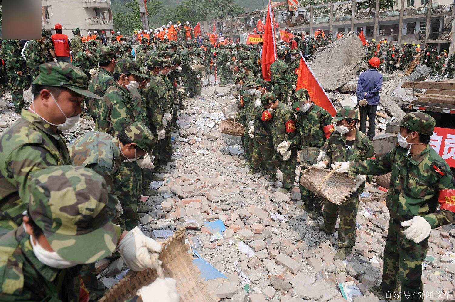 2008年汶川地震不能忘記的歷史畫面!那些最讓人感動的中國軍人!