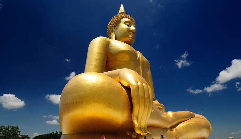 泰国万佛节巨型佛像蔚为壮观!