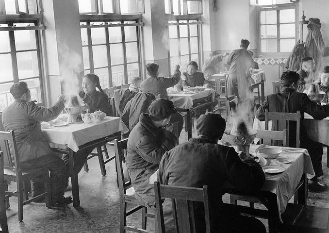老照片记录解放后中国人的餐桌,有的已成为历史!