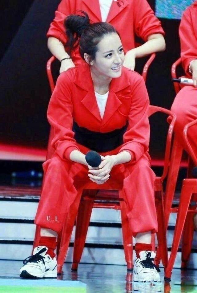 热巴乖巧坐姿走红,对比赵丽颖可爱的伸腿坐,你们更喜欢哪位呢?