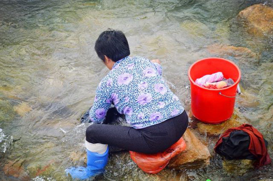 农村大妈:这个地方才是最好洗衣服的地方!现在这种地方很少了!