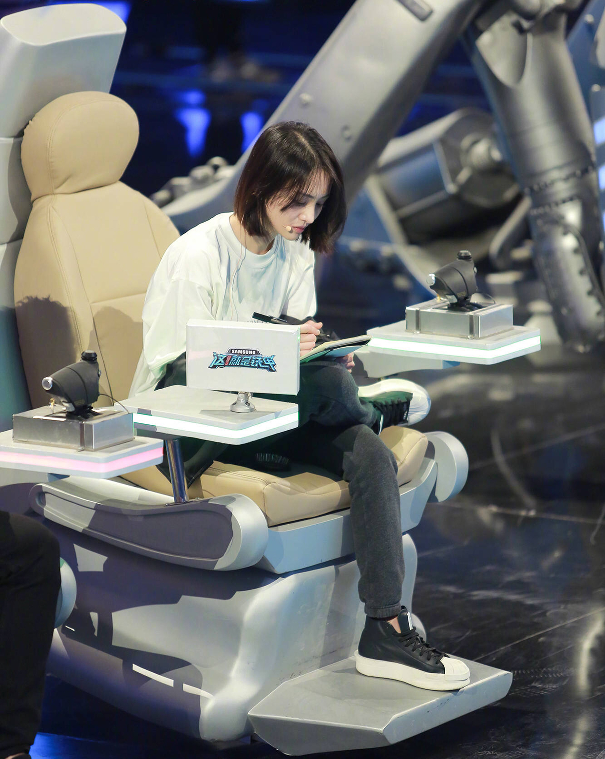 《这就是铁甲》栏目里郑爽的各类坐姿让网友大开眼界