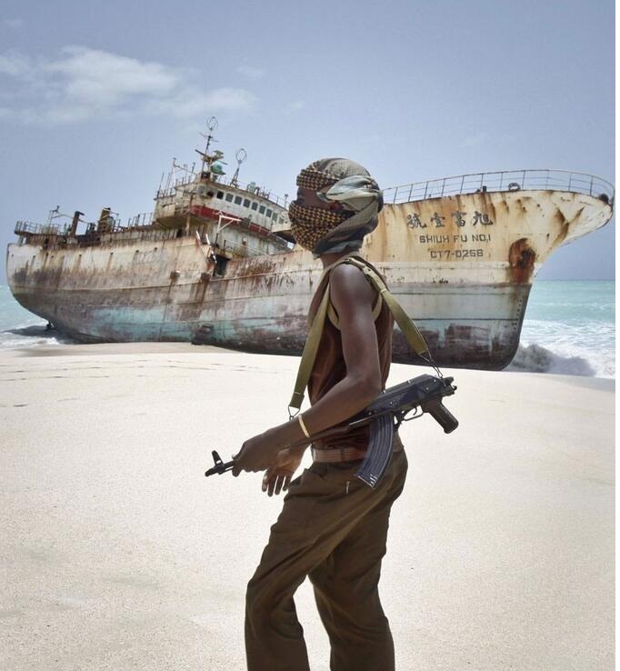 一组罕见照直击落魄的索马里海盗,风光早已不在