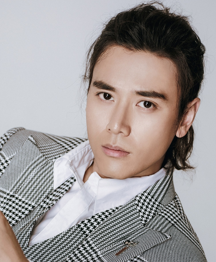 蔡珩曝生日写真,帅气儒雅魅力值满分