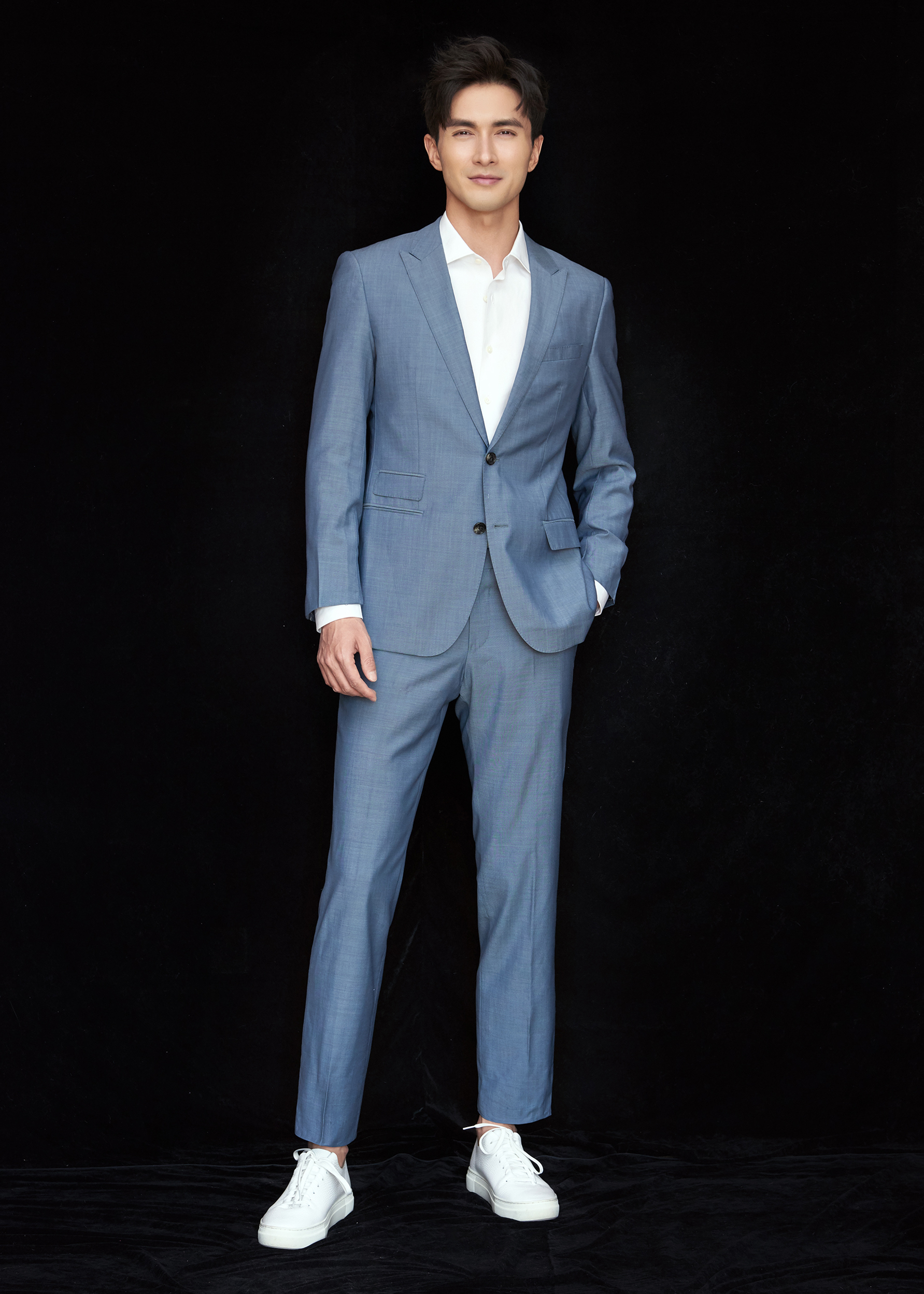 高伟光蓝西装白衬衫出席活动 亲和力满分