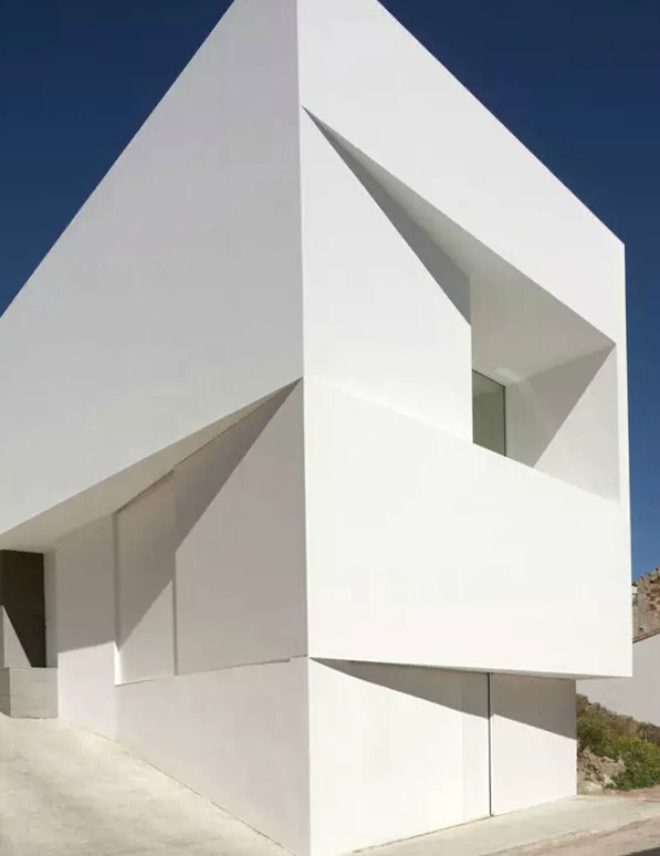 这些棱角分明的建筑,让你觉得恬静还是冷艳?