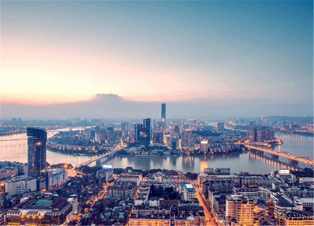 柳州 柳州素有"桂中商埠"之称,是沟通西南与中南,华东,华南地区的铁路