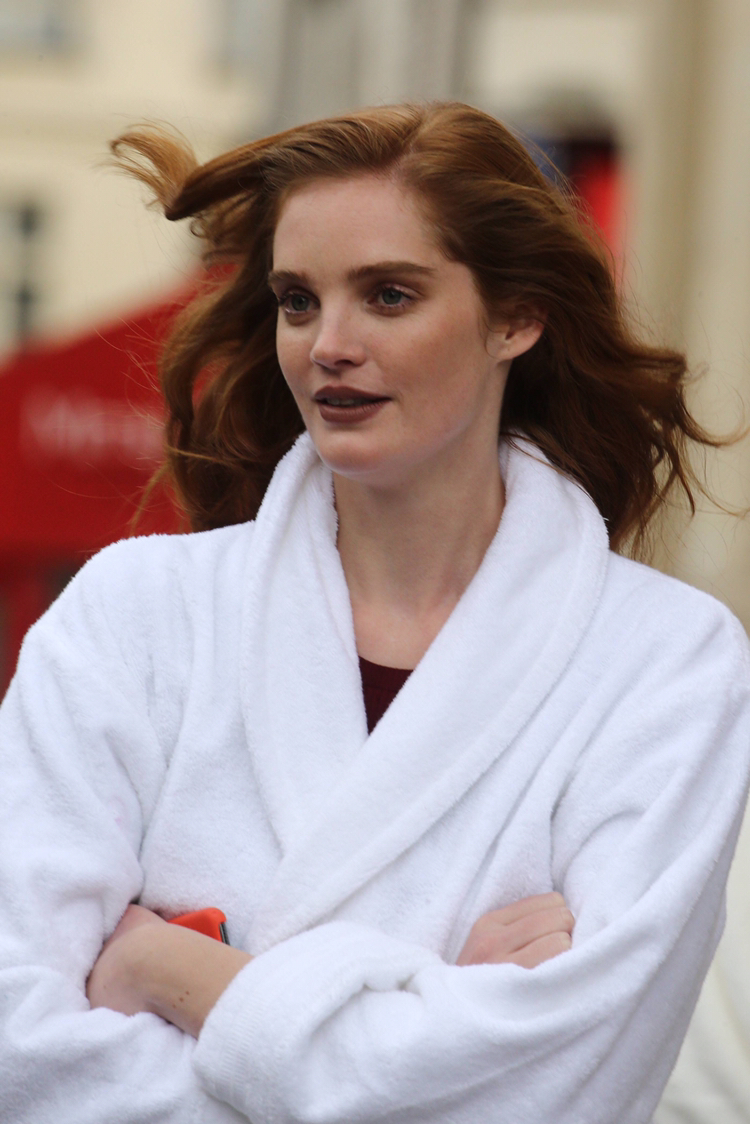 alexina graham浴袍装扮亮相街头,肤色暗淡疾步快走