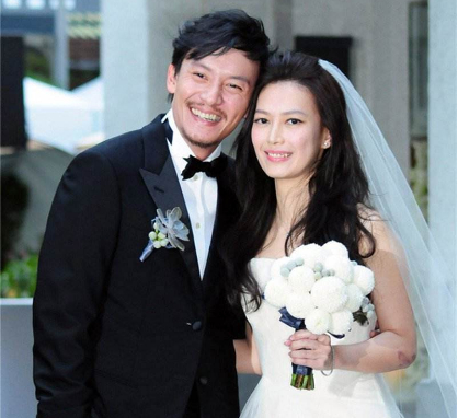 5 歌手伍佰和妻子陈文佩相恋12年,陈文佩是伍佰的经纪人,在2000年时