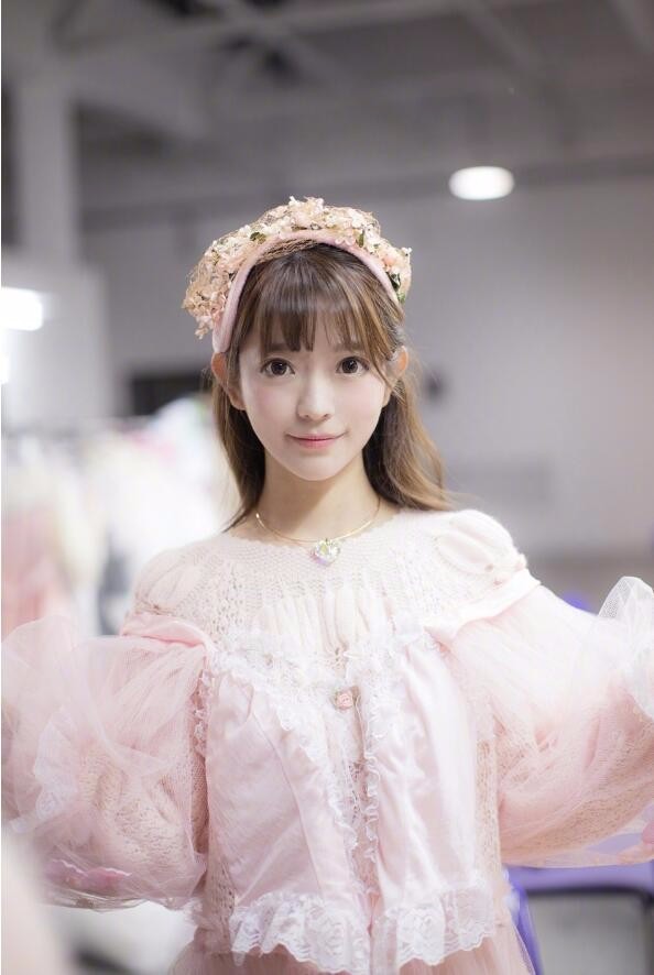 11月1日晚,韩国cos红人yurisa在微博晒出为某品牌走秀的后台照,照片中